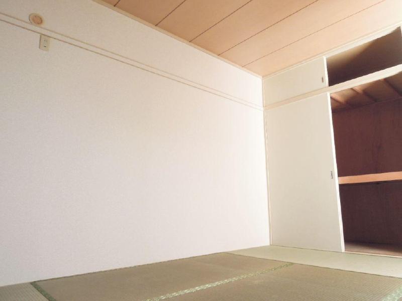 Other room space. Japanese-style room 6 quires part I am happy upper closet with a storage space