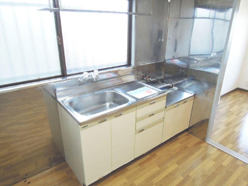 Kitchen. There is also a spacious Pledge 5 kitchen in an economic city gas