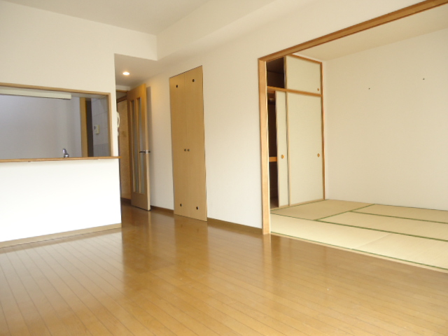 Living and room. Living and connection between the Japanese-style room