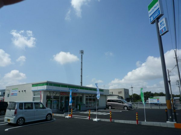 Convenience store. 680m to Family Mart (convenience store)