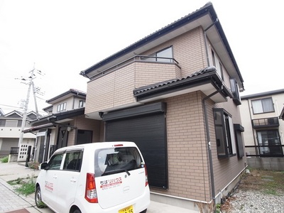 Building appearance. There is a parking space in front of the house.