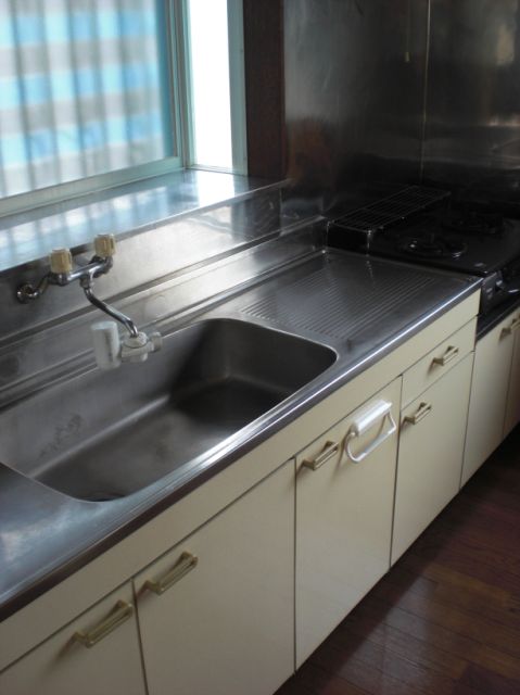 Kitchen. Gas stove can be installed. 