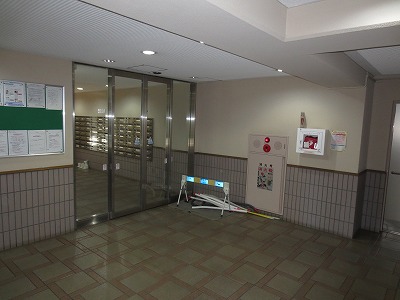 Entrance. Auto-lock equipped