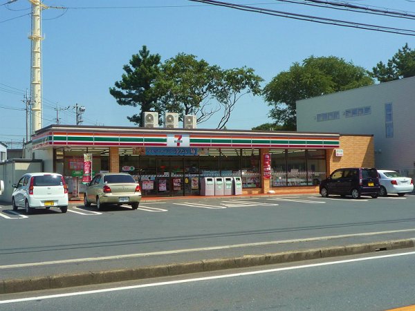 Convenience store. 500m to Seven-Eleven (convenience store)