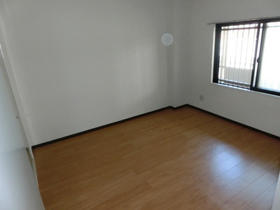 Other room space. Spacious living room