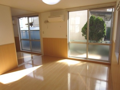 Living and room. Living dining and Western-style is available spacious in Tsuzukiai.