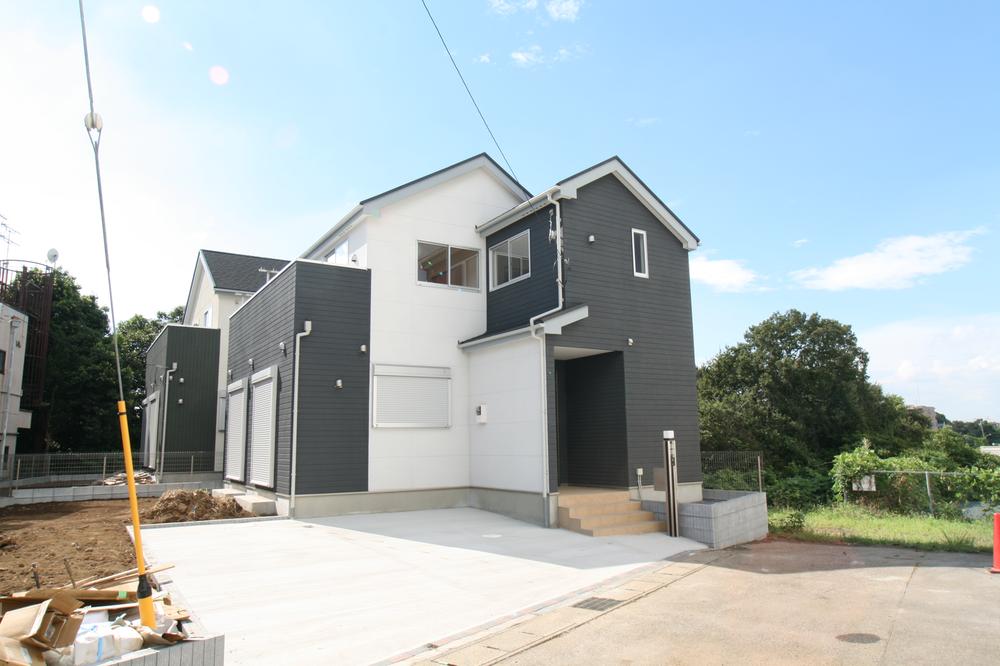 Local photos, including front road. And out of the frontage is widely car is easy parking space 2 cars! ! From the front 1 Building ・ Building 2