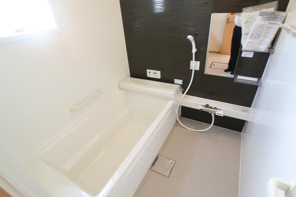Bathroom. With drying heater (cool breeze with function) The drying of clothes in the rainy season is drying function, Winter is warm in the heating, Summer is cool and comfortable bath time in the cool breeze. Loose in a large tub.