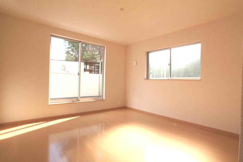 Non-living room. Master bedroom walk-in closet with a 2 Kaihirome! Is a floor plan with a storage capacity of arranging the walk-in closet in the other room! !