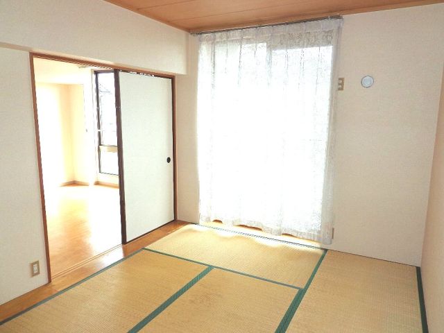 Living and room. Is a Japanese-style room.