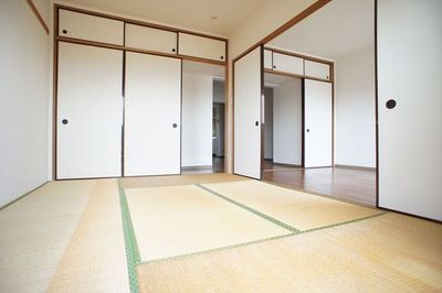 Living and room. The Japanese-style room, There is a closet with upper closet of large capacity.