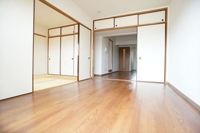 Living and room. South-facing good per yang ・ Bright room.