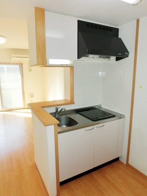 Kitchen. IH is a counter kitchen with a stove.