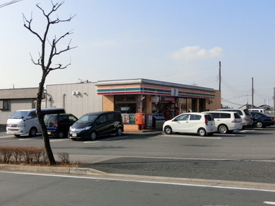 Convenience store. 300m to Seven-Eleven (convenience store)