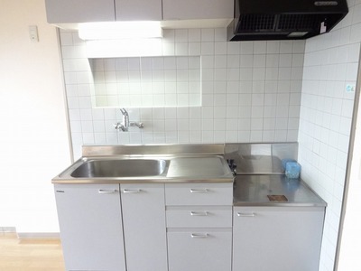 Kitchen. Sink is not spacious is washing kitchen likely Hakadori