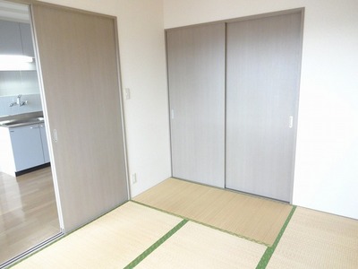 Living and room. Plenty of storage of Japanese-style room Futon also contains a lot