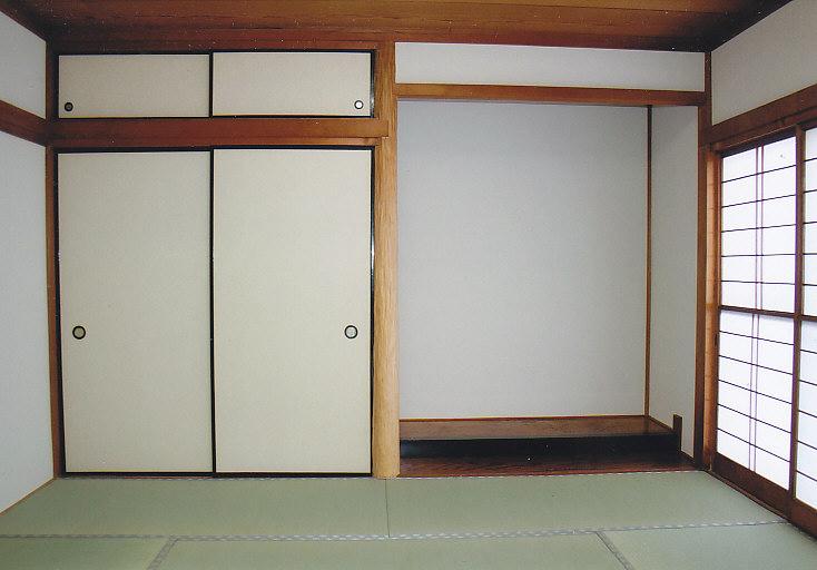 Other introspection. Bright Japanese-style room of with alcove