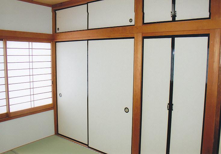 Other introspection. Closet with a upper closet