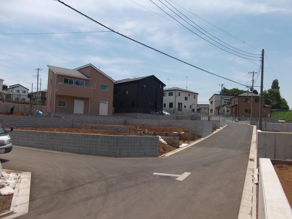 Local photos, including front road. Subdivision in the road is spacious and 6m Local (10 May 2013) Shooting