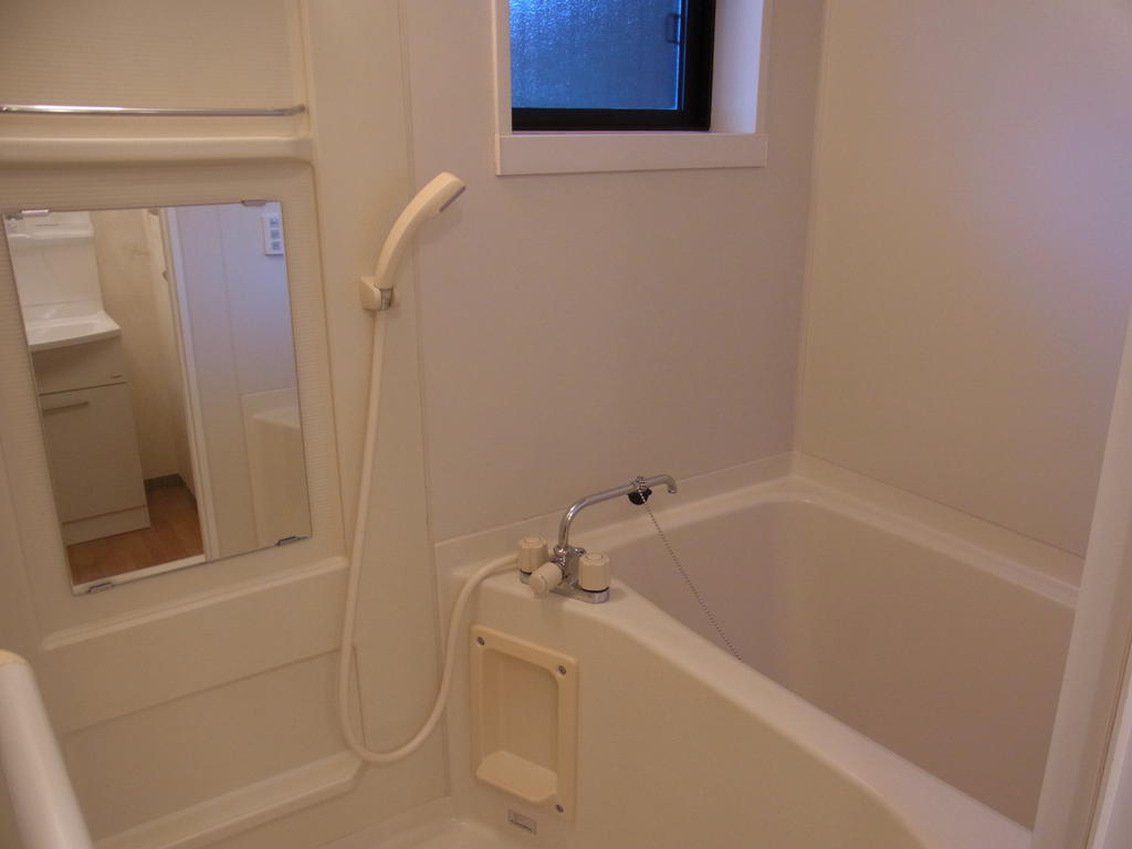 Bath. Mold prevention with a window