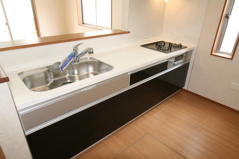 Kitchen. Face-to-face system Kitchen ■ Built-in water purifier ■ Large sink ■ Faucet also become hose shower ■ Three-necked stove Overheating with stop sensor ■ Large capacity storage