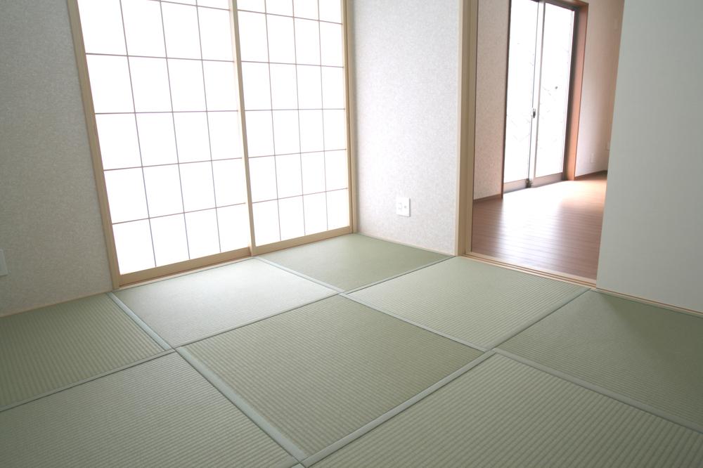 Other introspection. There are Japanese-style room between the living More !!