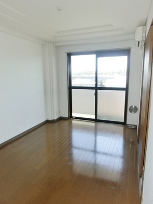 Living and room. Bright flooring clad Western-style