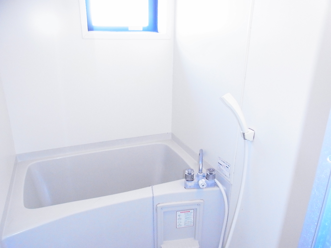 Bath. Mold prevention with a window