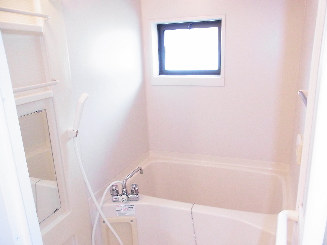 Bath. Mold prevention with a window