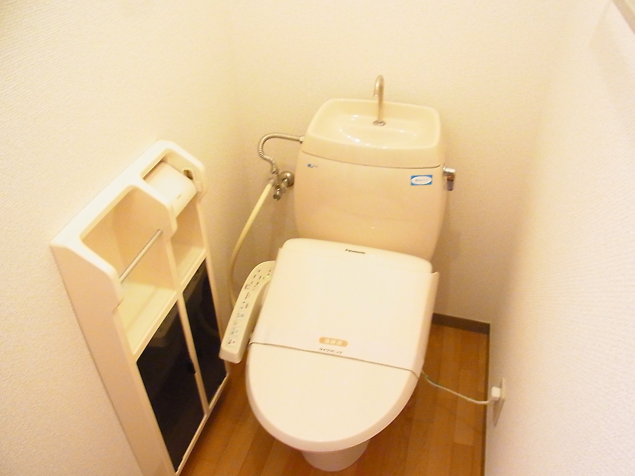 Toilet. Cleaning with warm water