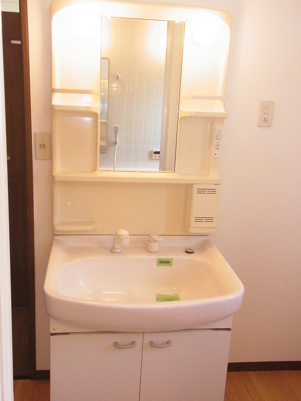 Washroom. Large shampoo dresser