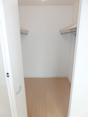 Receipt. Spacious walk-in closet