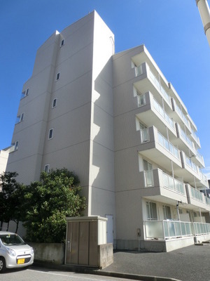 Building appearance. Kamatori Station is the shopping environment good within walking distance.