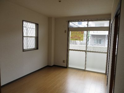 Living and room. Shooting from glad Western-style entrance direction as the two-sided lighting