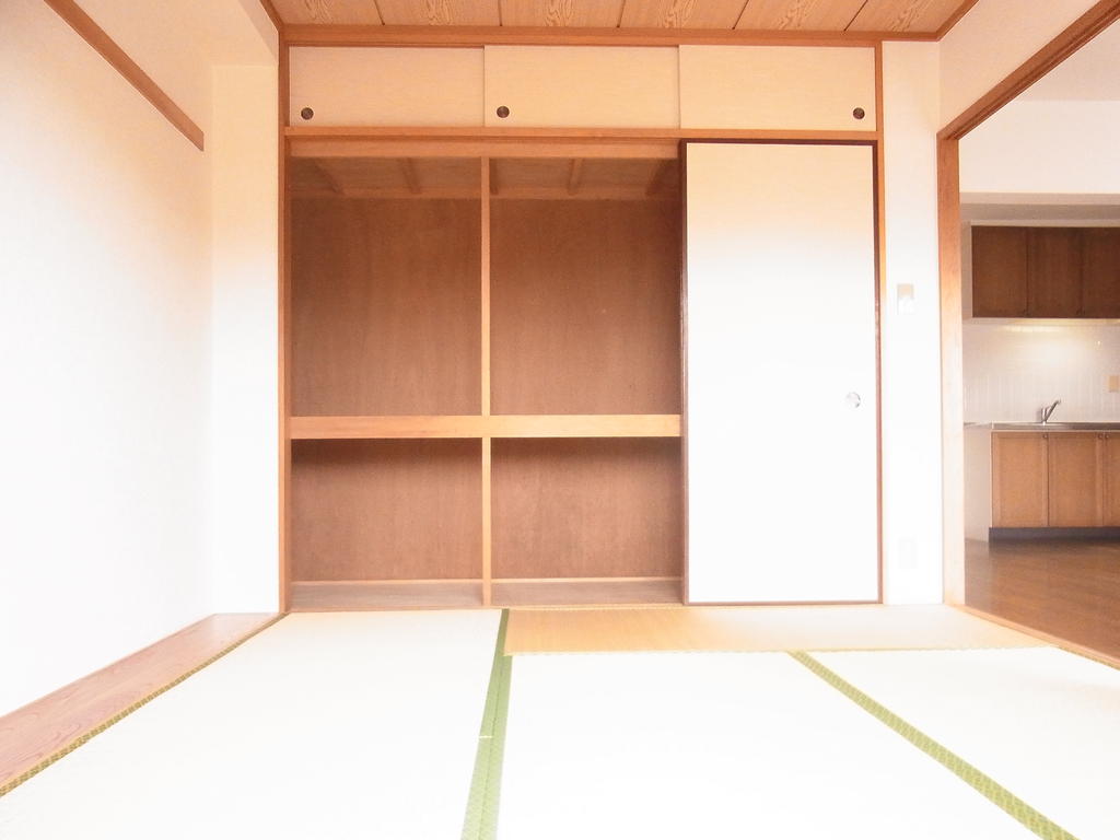 Other room space. Japanese-style room 6.5 quires Storage also large! 