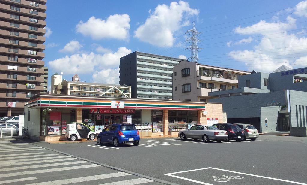 Convenience store. Seven-Eleven Chiba Namami field 3-chome up (convenience store) 710m