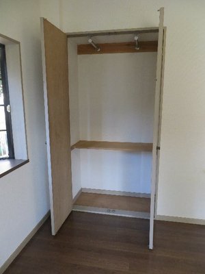 Receipt. Easy-to-use closet with clothes rack