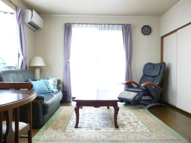 Living. Two-sided lighting with a bay window living Brightness light refers is attractive from morning!
