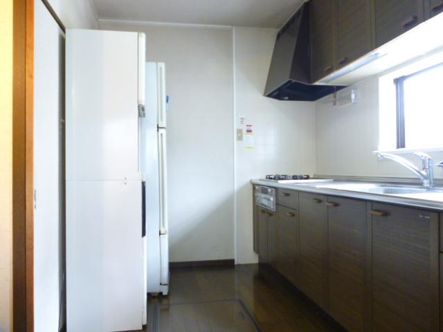Kitchen. sanitary, Excellent kitchen chores flow line that is also connected to the bathroom