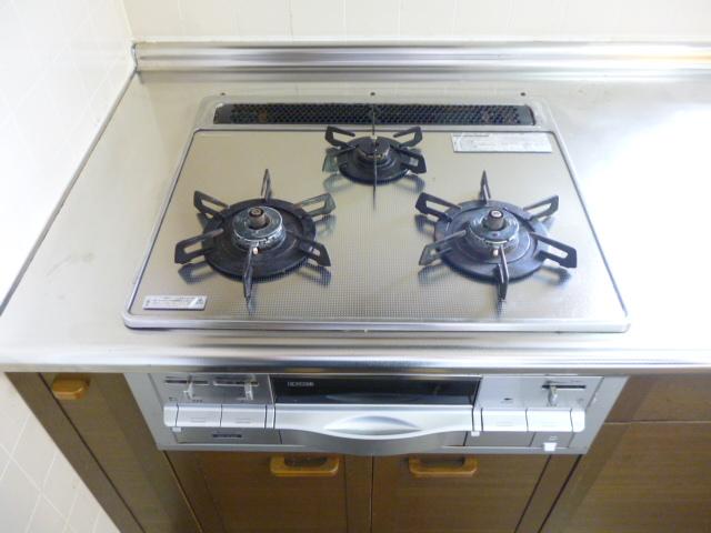 Kitchen. Once exchange to clean gas stove