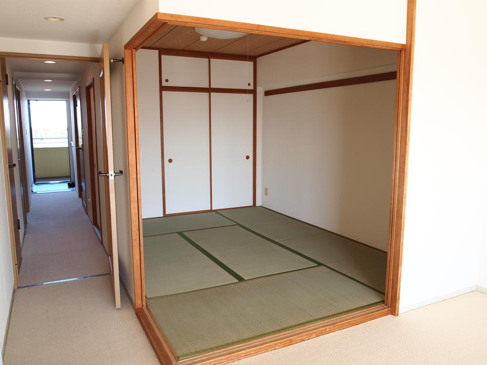 Non-living room. It is Tsuzukiai of the living.