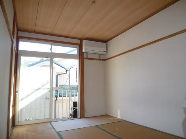 Living and room. 6-mat Japanese-style room