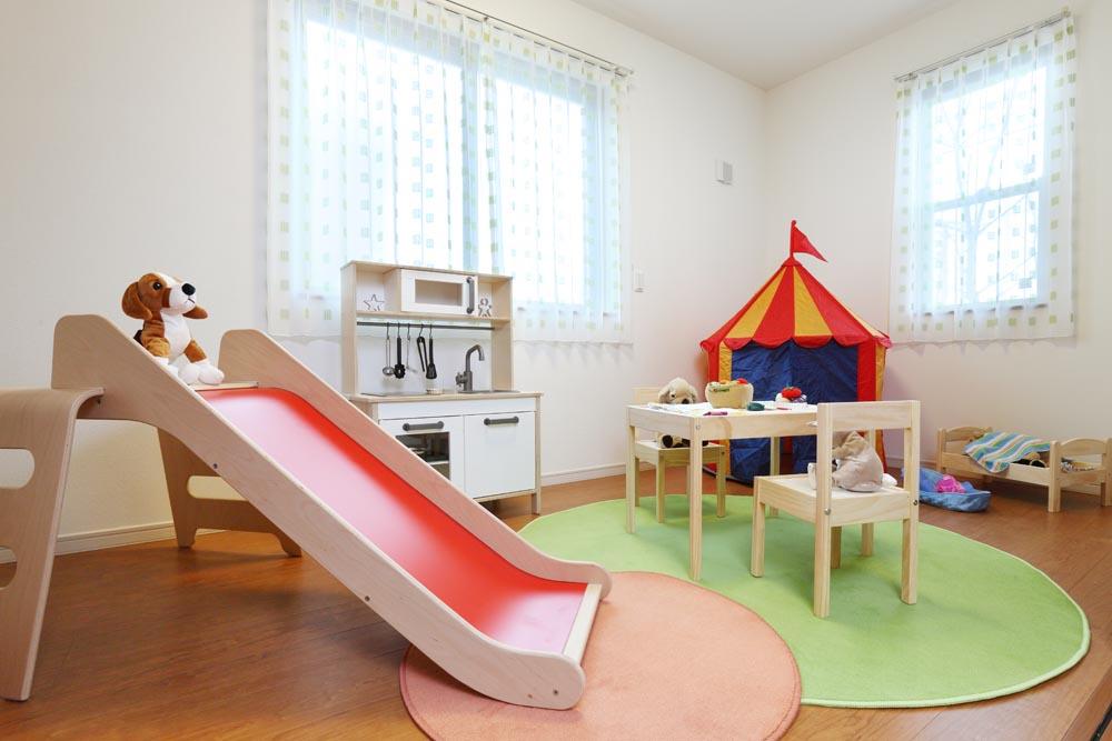 Non-living room. Child was heartily thought a space to play at home. Indoor (March 2013) Shooting