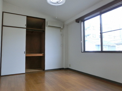 Other room space. It is a bright room with all angle room