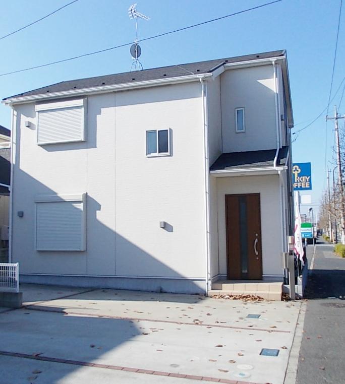 Local photos, including front road. Residential area facing the wide roads with sidewalks! Easy also car out! !