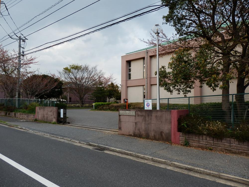 Primary school. Since the Chiba Municipal snack there is no easy lonely road to go from 1313m local to elementary school is also safe for children.