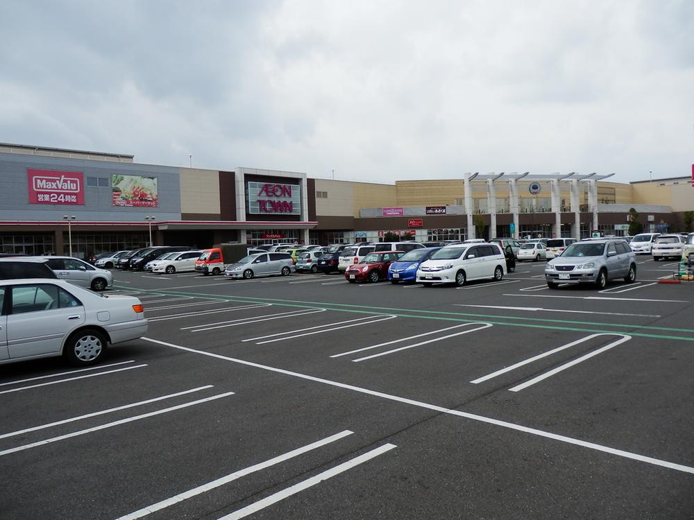 Shopping centre. 2000m until the ion Town Namami field