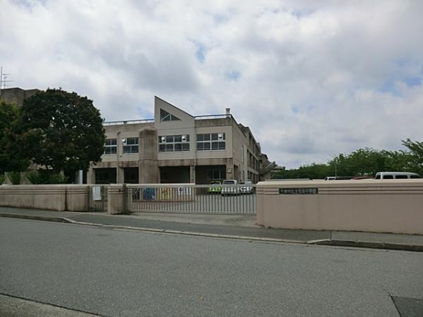 Junior high school. Toke a 13-minute walk up to 1000m junior high school to the south junior high school!