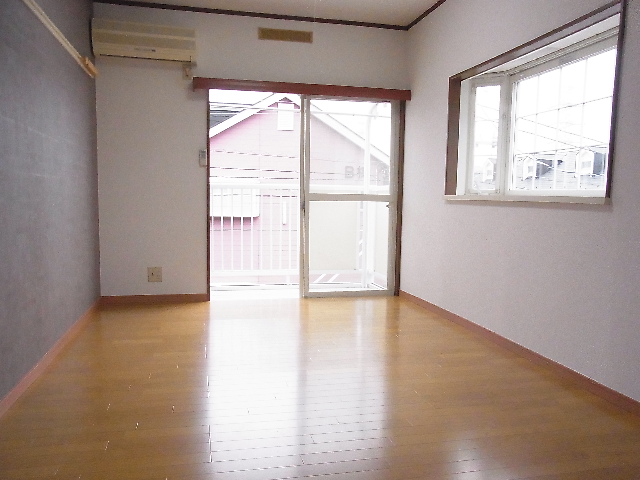 Living and room. Bright with bay window