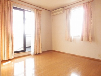 Living and room. It is southwest of Western-style about 7 tatami rooms. It is a bright two-plane daylight.